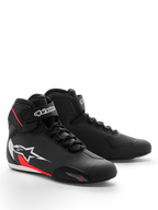 Alpinestars Sektor Shoe, buty motocyklowe, czarno-białe z czerwienią fluo, smukła konstrukcja z mikrofibry, system szybkiego sznurowania z paskiem na rzep na kostce, duże białe logo gwiazdy z czerwonymi akcentami z boku