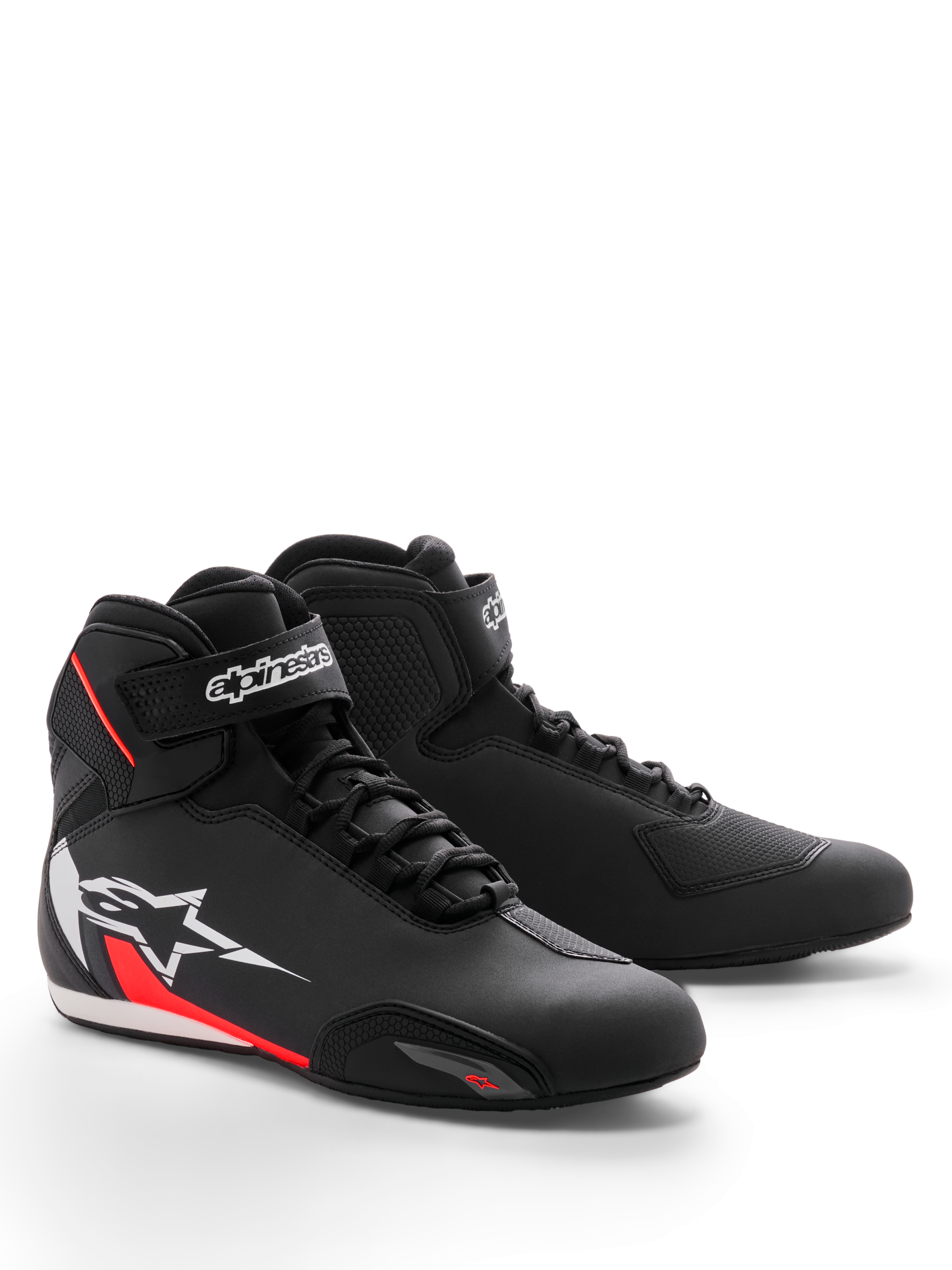 Alpinestars Sektor Shoe, buty motocyklowe, czarno-białe z czerwienią fluo, smukła konstrukcja z mikrofibry, system szybkiego sznurowania z paskiem na rzep na kostce, duże białe logo gwiazdy z czerwonymi akcentami z boku