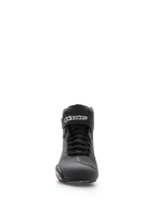 Buty Alpinestars Sektor, buty motocyklowe, czarne, widok z przodu pokazujący cholewkę z mikrofibry, system szybkiego sznurowania oraz pasek na kostkę z białym logo Alpinestars, smukły sportowy design do jazdy szosowej