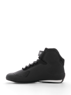 Alpinestars Sektor Shoe, buty motocyklowe, czarne, widok z boku, smukła cholewka z mikrofibry z panelami na kostce o strukturze plastra miodu, system szybkiego sznurowania, pasek na kostkę z logo i biały akcent na pięcie, przeznaczone do jazdy szosowej i sportowej
