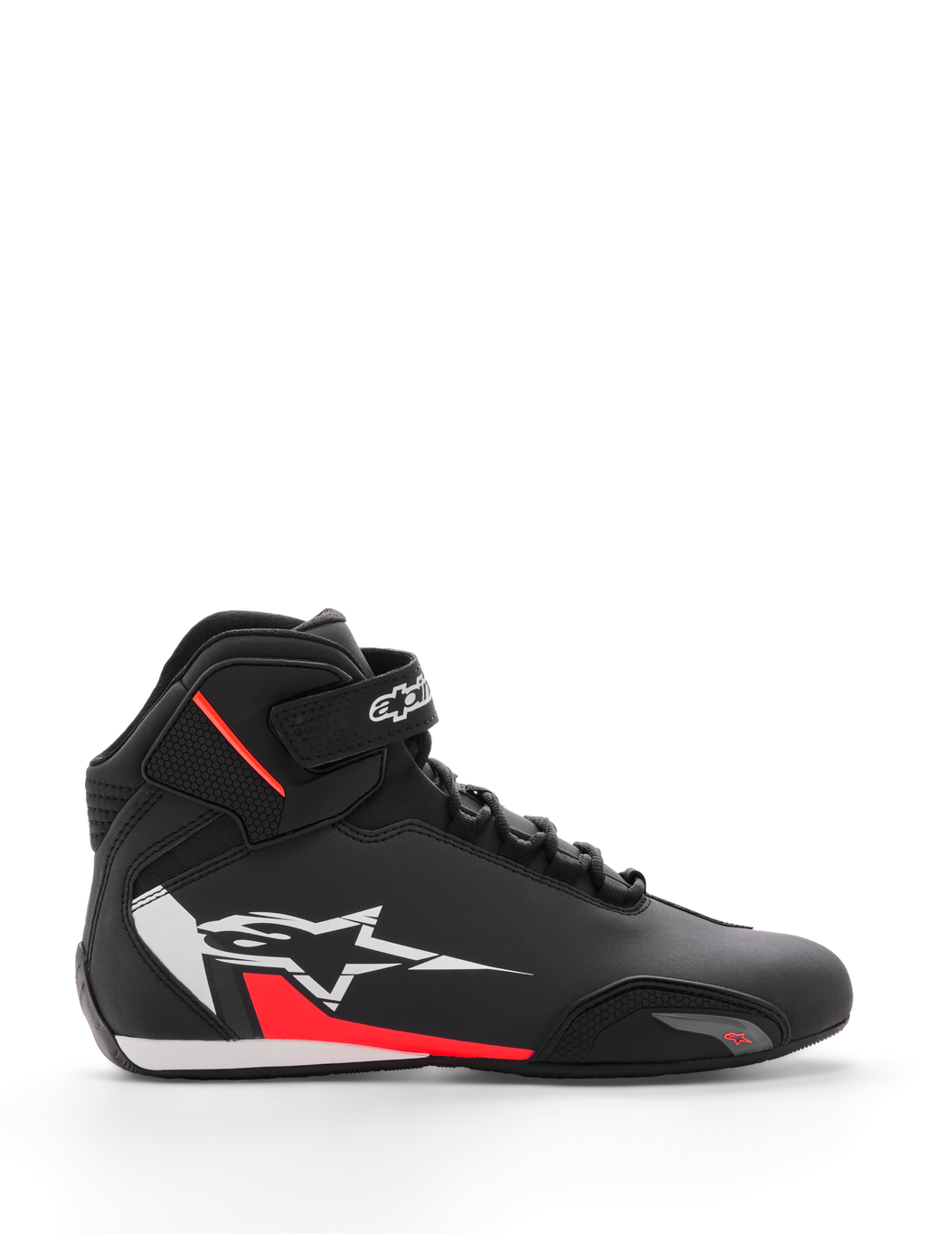 Alpinestars Sektor Shoe, buty motocyklowe, czarno-białe z czerwonymi fluorescencyjnymi akcentami, wysoka konstrukcja z systemem szybkiego sznurowania i paskiem na kostkę, duże białe logo gwiazdy z boku z czerwonymi detalami, cholewka z mikrofibry ze wzmocnionym czubkiem, smukły profil inspirowany wyścigami