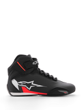 Alpinestars Sektor Shoe, buty motocyklowe, czarno-białe z czerwonymi fluorescencyjnymi akcentami, wysoka konstrukcja z systemem szybkiego sznurowania i paskiem na kostkę, duże białe logo gwiazdy z boku z czerwonymi detalami, cholewka z mikrofibry ze wzmocnionym czubkiem, smukły profil inspirowany wyścigami