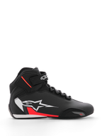 Alpinestars Sektor Shoe, buty motocyklowe, czarno-białe z czerwonymi fluorescencyjnymi akcentami, wysoka konstrukcja z systemem szybkiego sznurowania i paskiem na kostkę, duże białe logo gwiazdy z boku z czerwonymi detalami, cholewka z mikrofibry ze wzmocnionym czubkiem, smukły profil inspirowany wyścigami