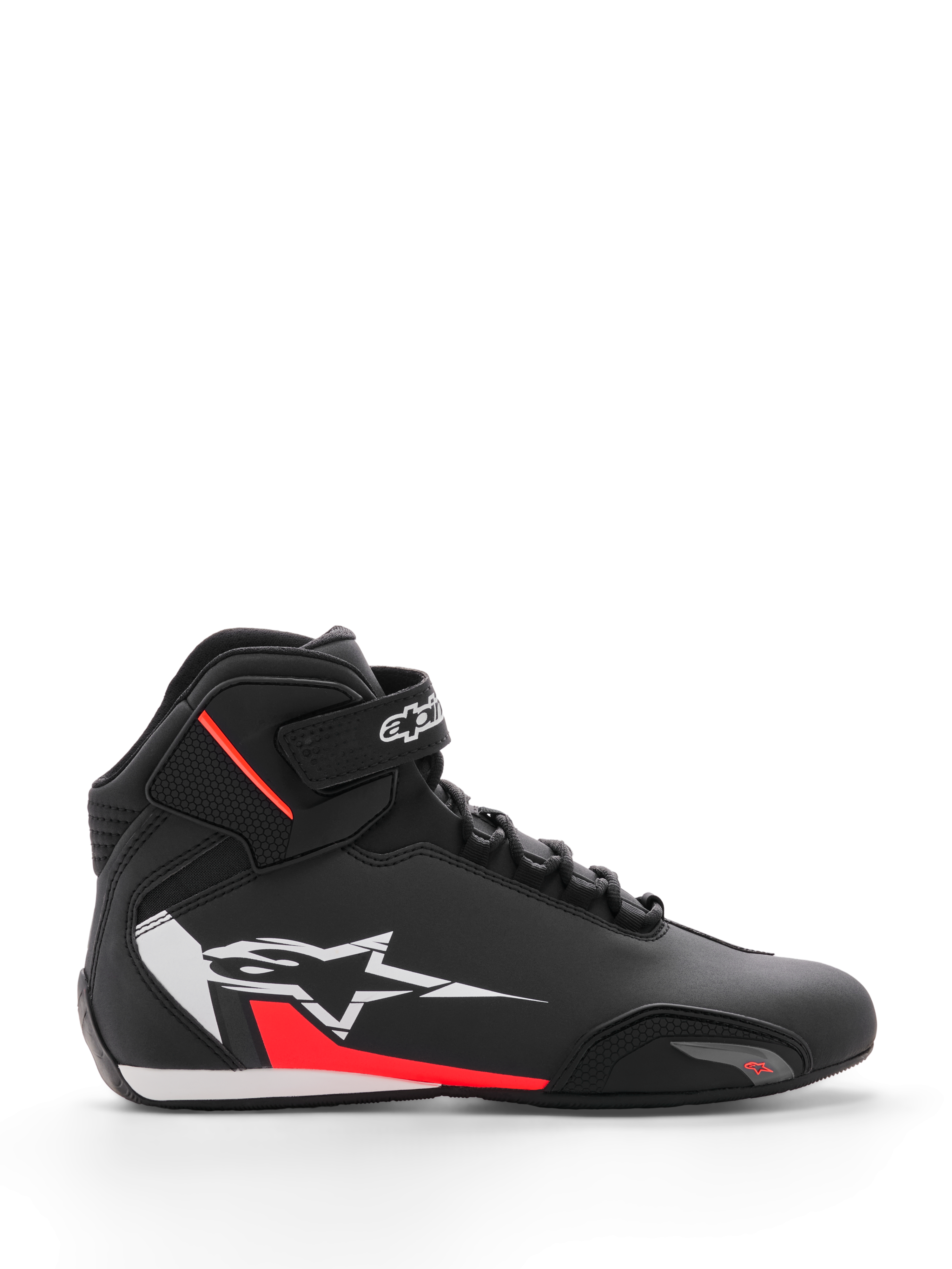 Alpinestars Sektor Shoe, buty motocyklowe, czarno-białe z czerwonymi fluorescencyjnymi akcentami, wysoka konstrukcja z systemem szybkiego sznurowania i paskiem na kostkę, duże białe logo gwiazdy z boku z czerwonymi detalami, cholewka z mikrofibry ze wzmocnionym czubkiem, smukły profil inspirowany wyścigami