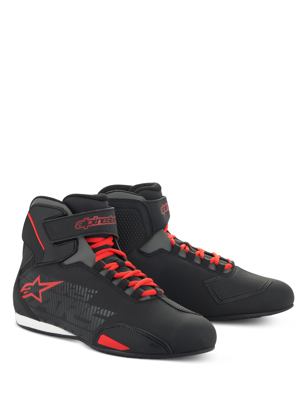 Buty Alpinestars Sektor, niskie buty motocyklowe, czarne i jaskrawoczerwone, czerwony system szybkiego sznurowania, paski na kostkę i wyraziste czerwone logo z gwiazdą, smukła konstrukcja z mikrofibry do jazdy szosowej i sportowej