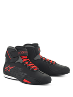 Buty Alpinestars Sektor, niskie buty motocyklowe, czarne i jaskrawoczerwone, czerwony system szybkiego sznurowania, paski na kostkę i wyraziste czerwone logo z gwiazdą, smukła konstrukcja z mikrofibry do jazdy szosowej i sportowej