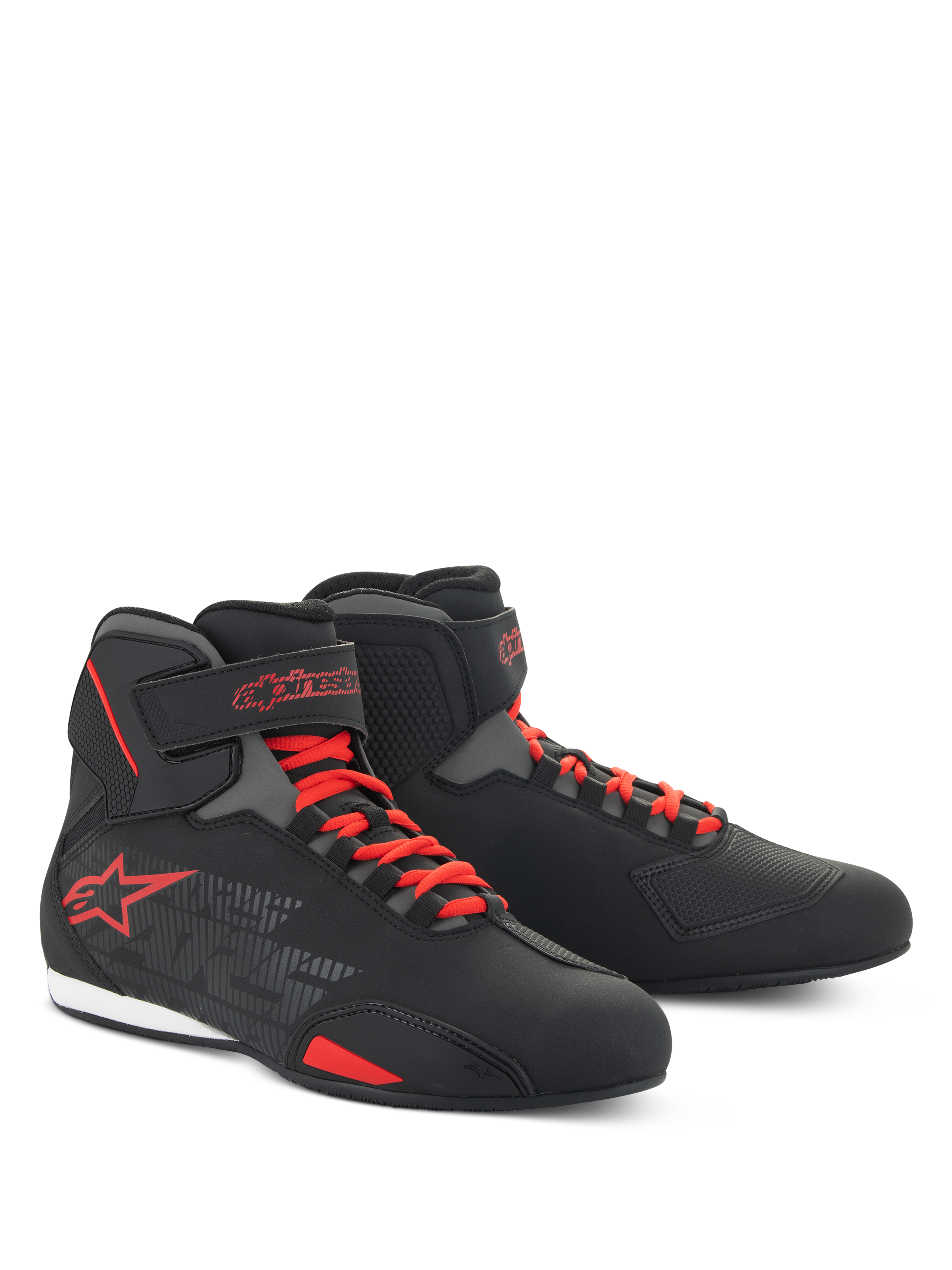 Buty Alpinestars Sektor, niskie buty motocyklowe, czarne i jaskrawoczerwone, czerwony system szybkiego sznurowania, paski na kostkę i wyraziste czerwone logo z gwiazdą, smukła konstrukcja z mikrofibry do jazdy szosowej i sportowej