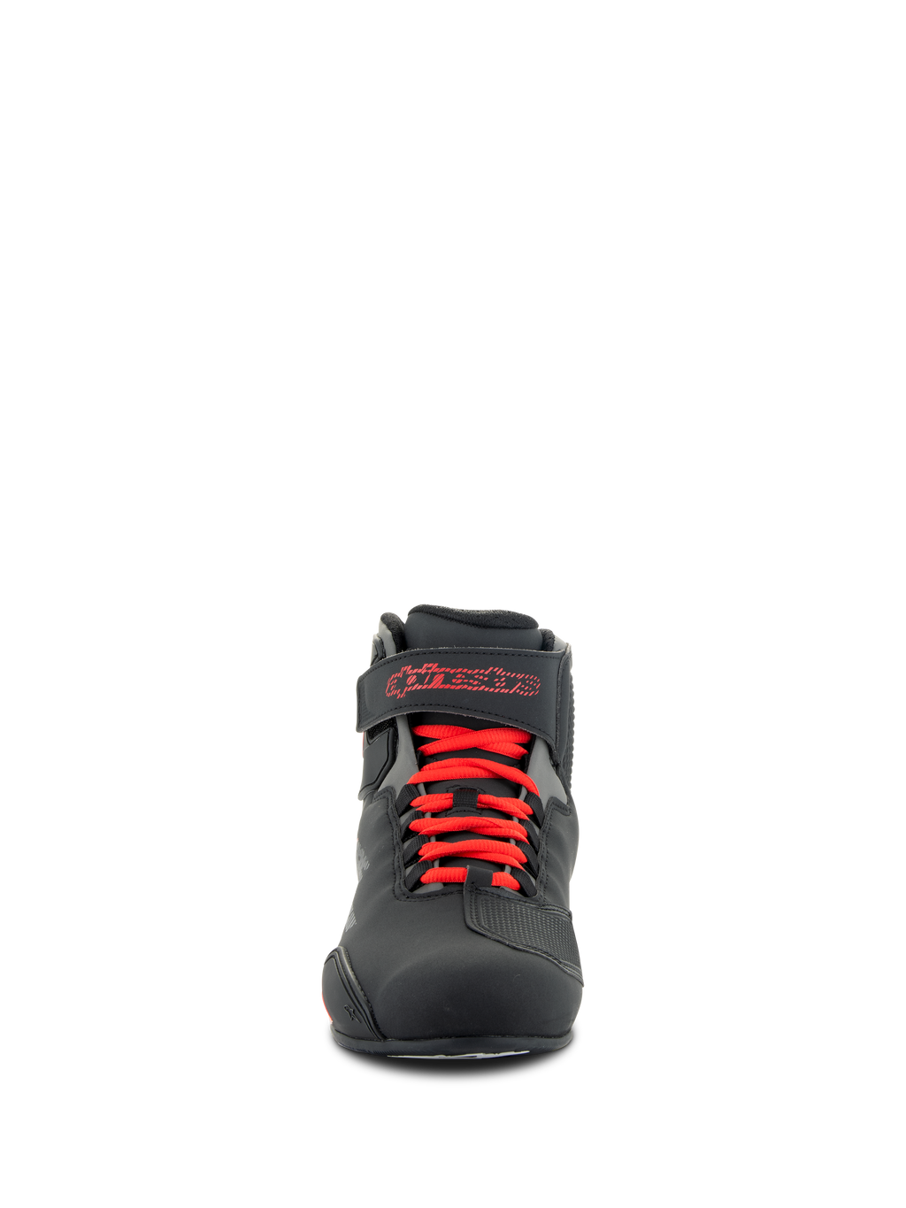 Buty Alpinestars Sektor, buty motocyklowe, czarne z jaskrawoczerwonymi elementami, widok z przodu prezentujący czerwone sznurowadła i pasek na kostkę z czerwonym logo Alpinestars, wytrzymała konstrukcja z mikrofibry o smukłym sportowym profilu