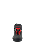 Buty Alpinestars Sektor, buty motocyklowe, czarne z jaskrawoczerwonymi elementami, widok z przodu prezentujący czerwone sznurowadła i pasek na kostkę z czerwonym logo Alpinestars, wytrzymała konstrukcja z mikrofibry o smukłym sportowym profilu