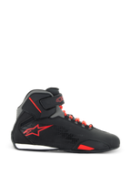 Buty Alpinestars Sektor, motocyklowe buty do jazdy, czarno-jaskrawoczerwone, profil boczny wysokiego buta z mikrofibry z czerwonym systemem szybkiego sznurowania, regulowanym paskiem na kostkę i czerwonym logo z gwiazdą, elegancki design do jazdy drogowej