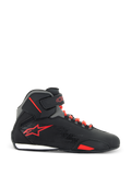 Buty Alpinestars Sektor, buty motocyklowe, czarno-jasnoczerwone, widok z boku prezentujący cholewkę z czarnej mikrofibry, jasnoczerwone sznurowadła, czerwone logo gwiazdy i regulowany pasek na kostkę, smukły design do jazdy szosowej i sportowej