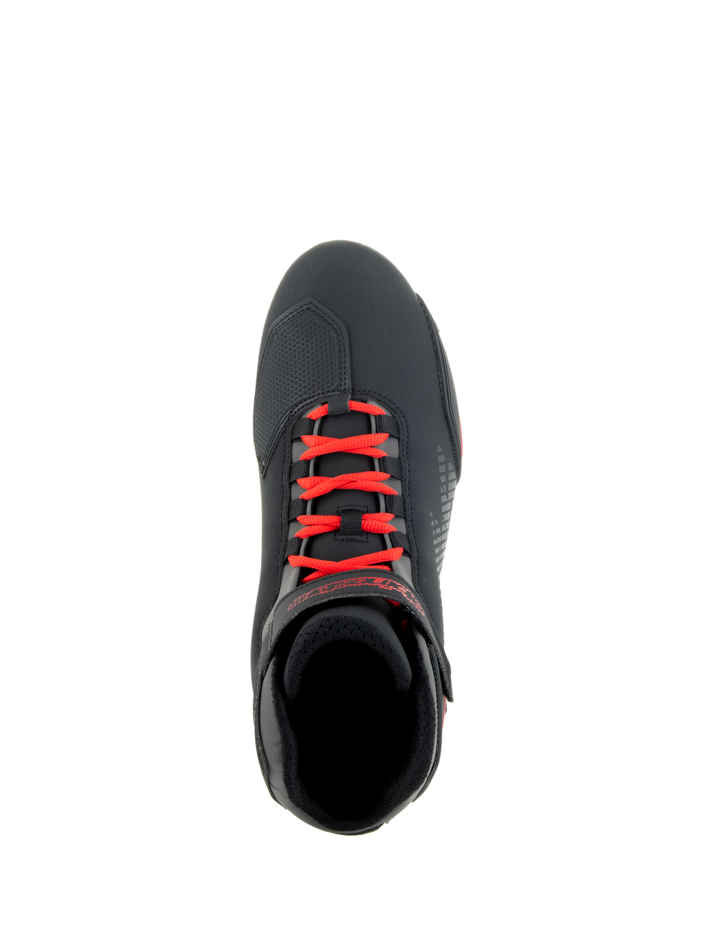 Alpinestars Sektor Shoes, czarne i jaskrawoczerwone, widok z góry na but motocyklowy, jaskrawoczerwone sznurowadła i regulowany pasek na kostkę, smukła cholewka z mikrofibry ze wzmocnieniem pod dźwignię zmiany biegów, sportowy design do jazdy szosowej