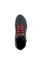 Alpinestars Sektor Shoes, czarne i jaskrawoczerwone, widok z góry na but motocyklowy, jaskrawoczerwone sznurowadła i regulowany pasek na kostkę, smukła cholewka z mikrofibry ze wzmocnieniem pod dźwignię zmiany biegów, sportowy design do jazdy szosowej
