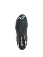 Buty Alpinestars Sektor, buty motocyklowe, czarno-czerwone, widok od dołu teksturowanej gumowej podeszwy z białym logo Alpinestars i zintegrowanym trzonem wspierającym dla przyczepności i stabilności.