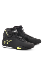 Buty Alpinestars Sektor, buty motocyklowe, czarno-żółte fluorescencyjne, fason o średniej wysokości z systemem szybkiego sznurowania i paskami na rzep na kostkach, żółte logo Alpinestars z boku, lekka konstrukcja z mikrofibry o gładkim wykończeniu