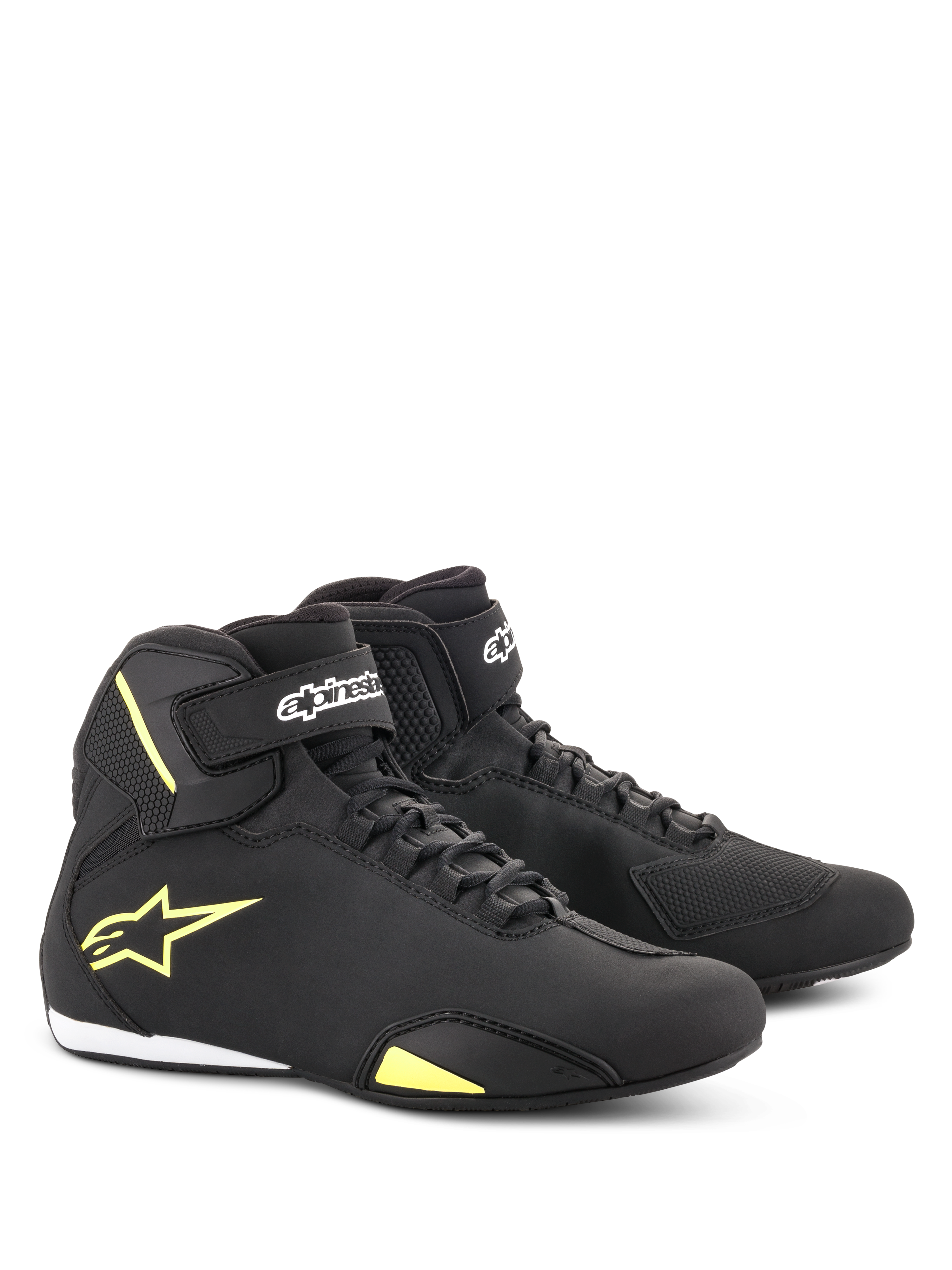 Buty Alpinestars Sektor, buty motocyklowe, czarno-żółte fluorescencyjne, fason o średniej wysokości z systemem szybkiego sznurowania i paskami na rzep na kostkach, żółte logo Alpinestars z boku, lekka konstrukcja z mikrofibry o gładkim wykończeniu