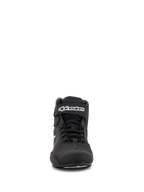 Buty Alpinestars Sektor, buty motocyklowe, czarne z żółtymi elementami fluo, widok z przodu przedstawiający system szybkiego sznurowania, pasek na kostkę z białym logo i lekka konstrukcja z mikrofibry