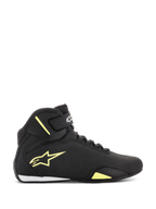 Alpinestars Sektor Shoes, buty motocyklowe, czarno-żółte fluorescencyjne, widok z boku z żółtym logo Astars, pasek na kostkę z białym brandingiem, system szybkiego sznurowania i smukła konstrukcja z mikrofibry