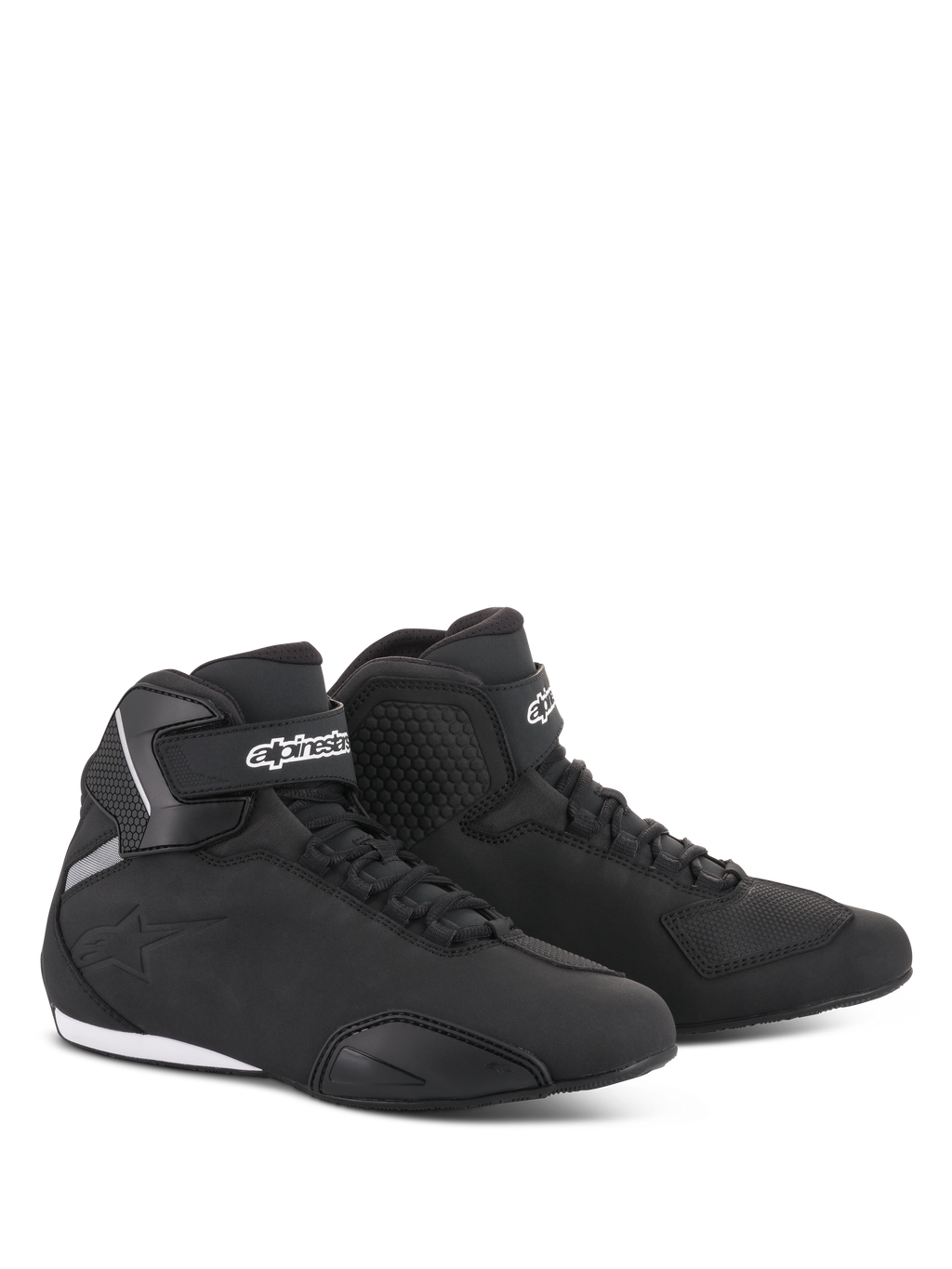 Buty Alpinestars Sektor, buty motocyklowe, czarne, smukły profil o średniej wysokości z cholewką z mikrofibry, system szybkiego sznurowania, białe logo Alpinestars na pasku na kostce i wytrzymała gumowa podeszwa