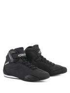 Buty Alpinestars Sektor, buty motocyklowe, czarne, smukły profil o średniej wysokości z cholewką z mikrofibry, system szybkiego sznurowania, białe logo Alpinestars na pasku na kostce i wytrzymała gumowa podeszwa