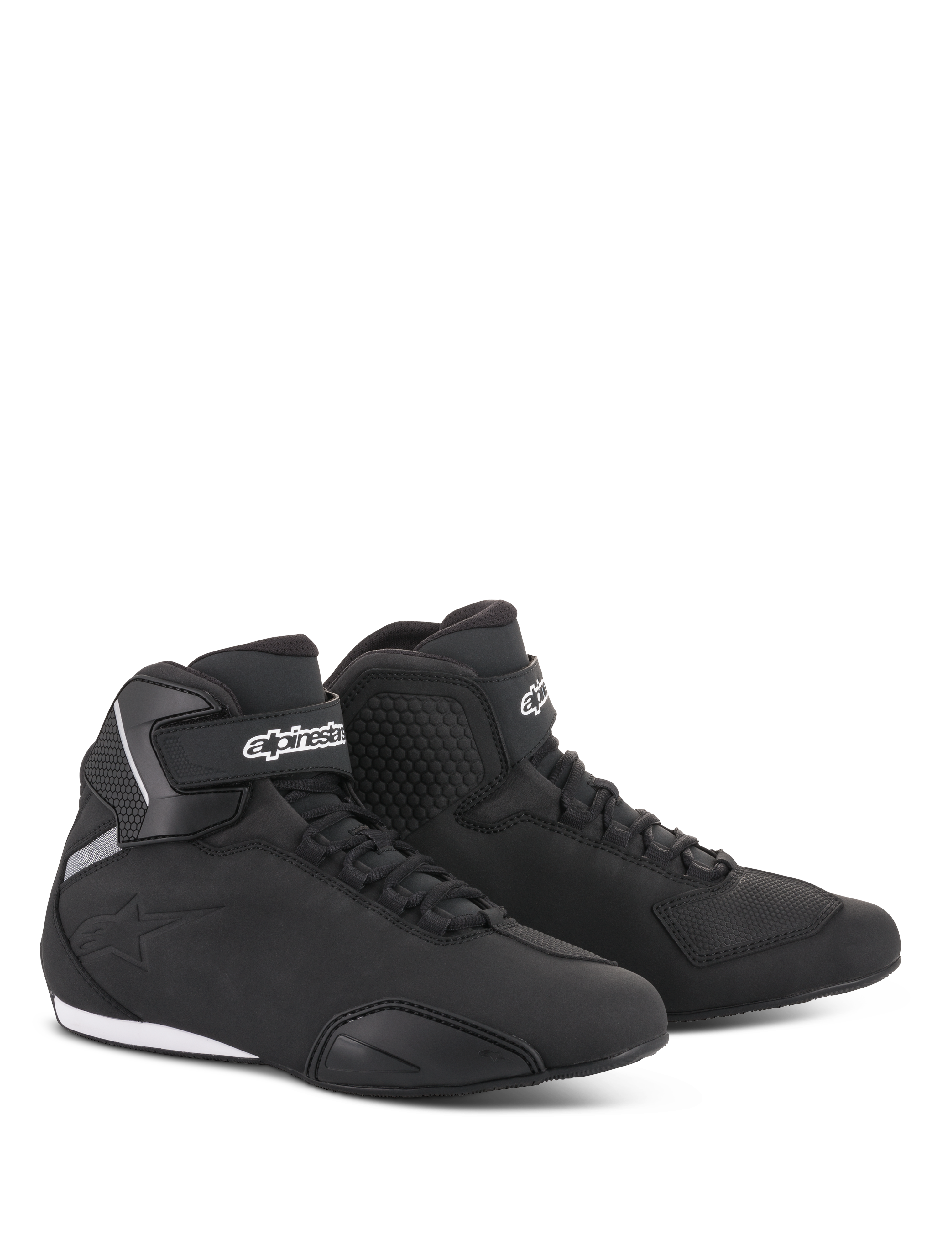 Buty Alpinestars Sektor, buty motocyklowe, czarne, smukły profil o średniej wysokości z cholewką z mikrofibry, system szybkiego sznurowania, białe logo Alpinestars na pasku na kostce i wytrzymała gumowa podeszwa