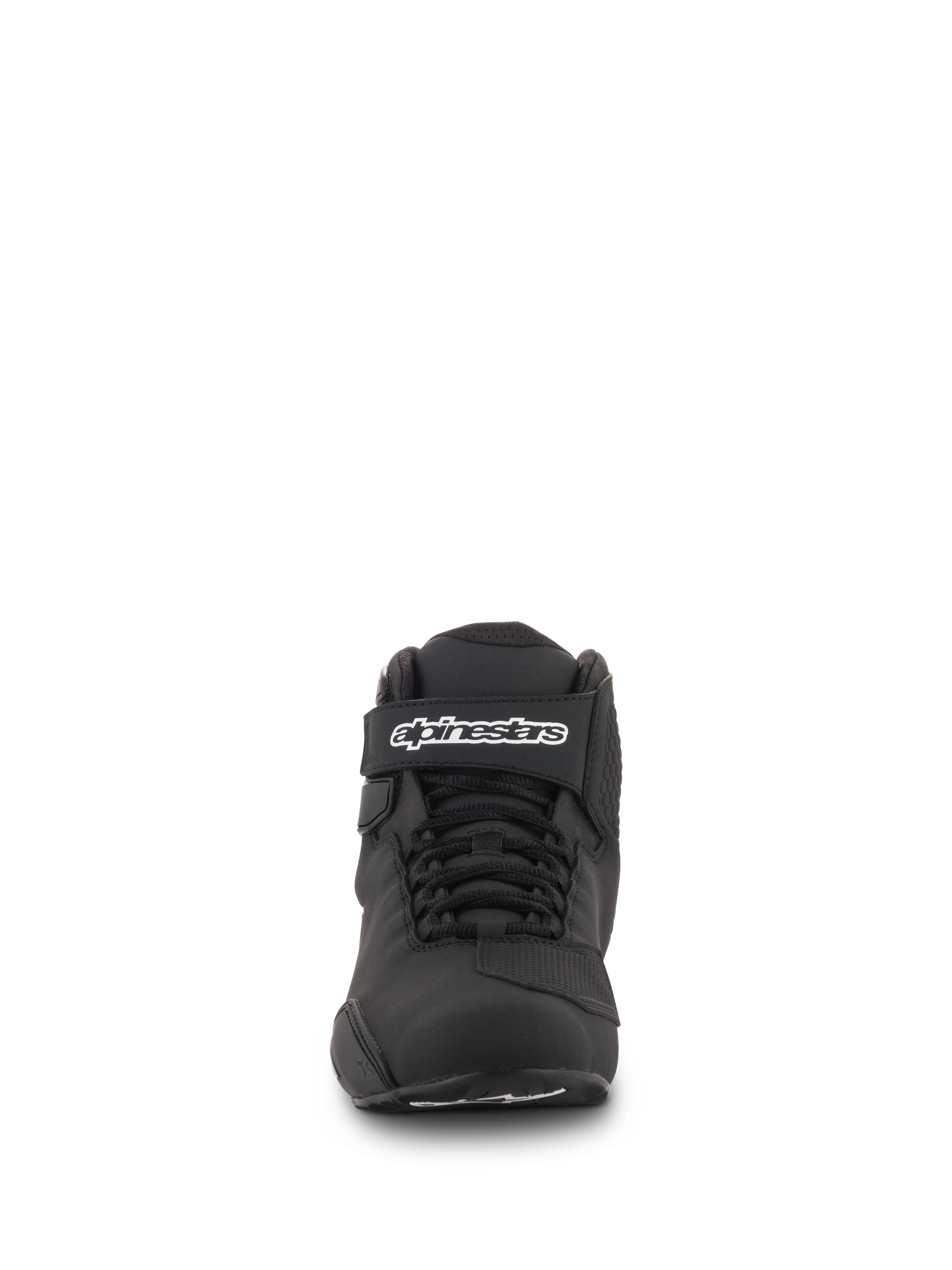 Buty Alpinestars Sektor, czarne, widok z przodu, wyposażone w system szybkiego sznurowania i pasek na kostkę z logo Alpinestars, lekkie obuwie motocyklowe z mikrofibry