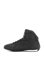 Alpinestars Sektor Shoes, buty motocyklowe, czarne, widok z boku, wysoki fason ze sznurowadłami, cholewka z mikrofibry, teksturowana ochrona kostki, elegancki sportowy wygląd z białym akcentem na podeszwie