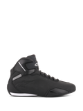 Buty Alpinestars Sektor, czarne buty motocyklowe, widok z boku, smukła konstrukcja z mikrofibry ze wzmocnionymi palcami i paskiem na kostkę, białe logo Alpinestars, sportowe obuwie ochronne