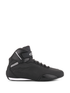 Buty Alpinestars Sektor, czarne buty motocyklowe, widok z boku, smukła konstrukcja z mikrofibry ze wzmocnionymi palcami i paskiem na kostkę, białe logo Alpinestars, sportowe obuwie ochronne