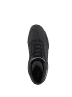 Buty Alpinestars Sektor, buty motocyklowe, czarne, widok z góry przedstawiający system szybkiego sznurowania, pasek na kostkę z białym logo, wzmocniona strefa palców, smukła konstrukcja z mikrofibry