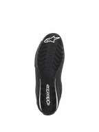 Buty Alpinestars Sektor, czarne buty motocyklowe, widok od dołu przedstawiający teksturowaną gumową podeszwę, białe logo gwiazdy Alpinestars na czubku i branding na pięcie, zaprojektowane dla optymalnej przyczepności i trwałości