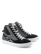 Alpinestars Stated Shoes, buty motocyklowe, czarno-szaro-białe, wysoka konstrukcja inspirowana stylem retro skate z białymi sznurowadłami i wulkanizowaną gumową podeszwą, logo Alpinestars z boku, wykonane z połączenia zamszu i płótna