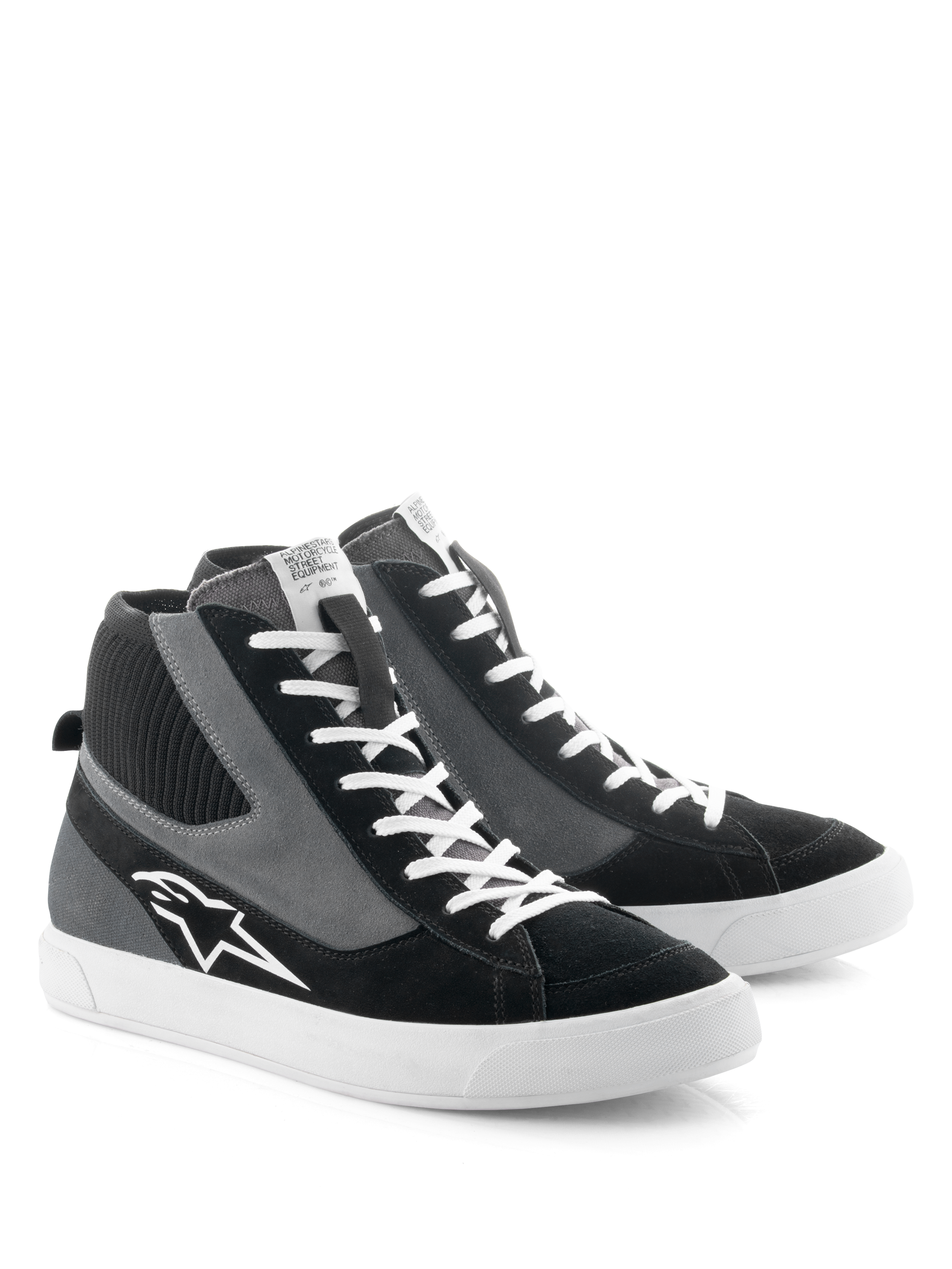 Alpinestars Stated Shoes, buty motocyklowe, czarno-szaro-białe, wysoka konstrukcja inspirowana stylem retro skate z białymi sznurowadłami i wulkanizowaną gumową podeszwą, logo Alpinestars z boku, wykonane z połączenia zamszu i płótna