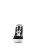 Alpinestars Stated Shoes, czarno-szaro-białe, widok z przodu wysokich motocyklowych sneakersów, białe sznurowadła, czarny zamszowy nosek, szare płócienne panele, biała wulkanizowana podeszwa, miejski styl uliczny