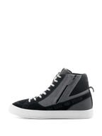 Buty Alpinestars Stated, czarno-szaro-białe miejskie buty motocyklowe, profil boczny prezentujący wysoki fason sneakersów, boczny zamek błyskawiczny, biała wulkanizowana podeszwa oraz napis „ONE GOAL. ONE VISION”.