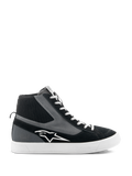Alpinestars Stated Shoes, wysokie buty motocyklowe, czarno-szaro-białe, białe logo w kształcie gwiazdy, biała wulkanizowana gumowa podeszwa, prążkowany dzianinowy kołnierz wokół kostki i białe sznurówki, miejski styl uliczny