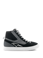 Alpinestars Stated Shoes, wysokie buty motocyklowe, czarno-szaro-białe, białe logo w kształcie gwiazdy, biała wulkanizowana gumowa podeszwa, prążkowany dzianinowy kołnierz wokół kostki i białe sznurówki, miejski styl uliczny