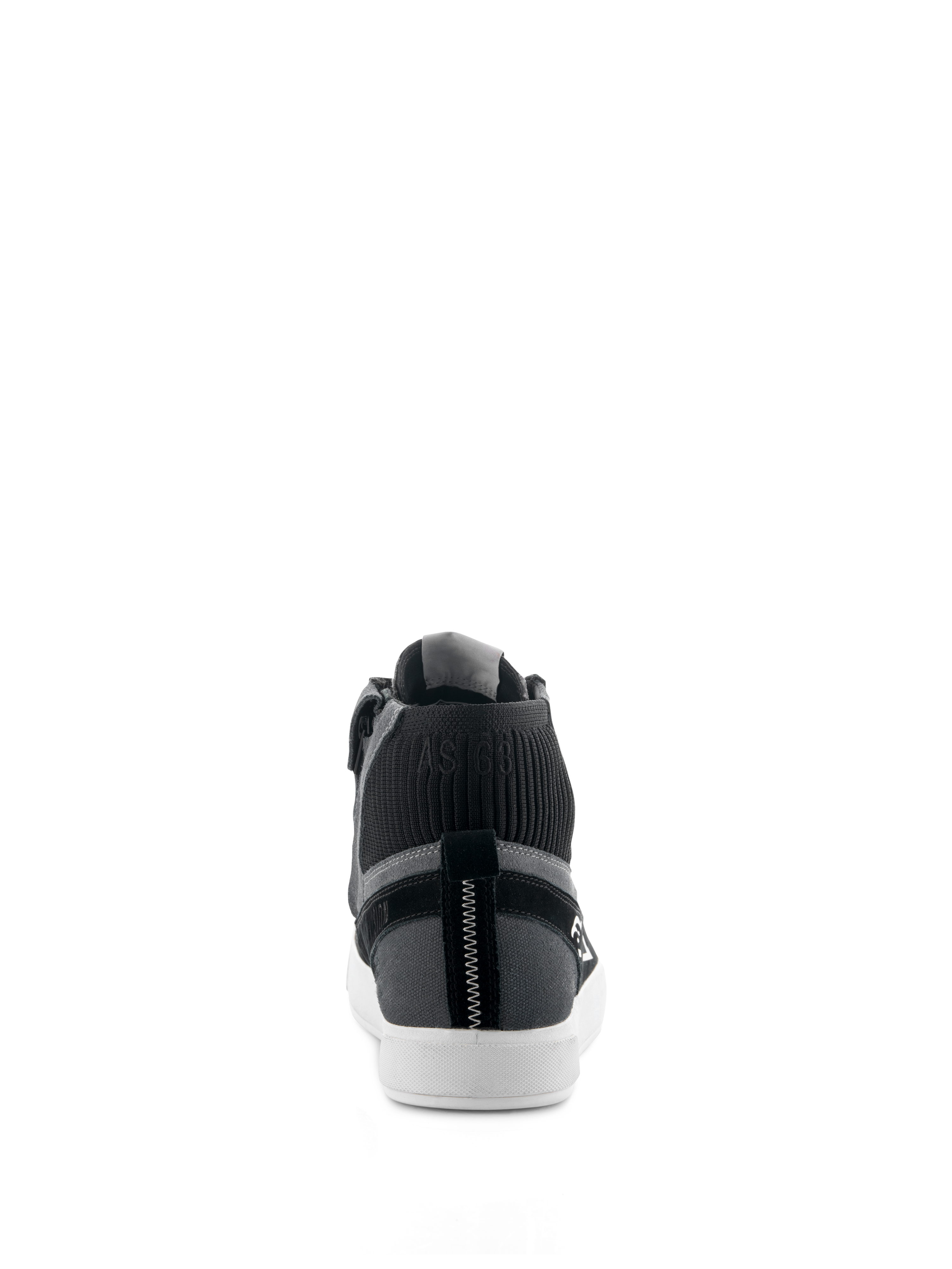 Alpinestars Stated Shoes, miejskie buty motocyklowe, czarno-szaro-białe, widok z tyłu prezentujący białą wulkanizowaną podeszwę, cholewkę z szarego zamszu i płótna, czarny dzianinowy kołnierz wokół kostki z oznaczeniem „AST63” oraz pionowe białe zygzakowate przeszycia na pięcie.