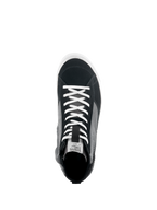 Buty Alpinestars Stated, widok z góry na czarno-szaro-białe sneakersy motocyklowe, białe sznurowadła, cholewka z zamszu dzielonego i płótna, biała wulkanizowana podeszwa, miejskie obuwie motocyklowe