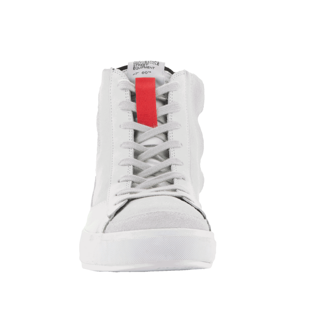 Alpinestars Stated Shoes, miejskie buty motocyklowe, White Cool Gray, widok od przodu wysokich butów motocyklowych, z wyraźnym czerwonym akcentem na języku, szarymi sznurowadłami i białą wulkanizowaną podeszwą, minimalistyczny design inspirowany stylem skate