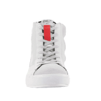Alpinestars Stated Shoes, miejskie buty motocyklowe, White Cool Gray, widok od przodu wysokich butów motocyklowych, z wyraźnym czerwonym akcentem na języku, szarymi sznurowadłami i białą wulkanizowaną podeszwą, minimalistyczny design inspirowany stylem skate