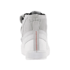 Alpinestars Stated Shoes, buty motocyklowe, White Cool Gray, widok z tyłu z czerwonym zygzakowatym szwem na pięcie, kołnierzem kostki z dzianinowej siatki i białą wulkanizowaną podeszwą, design miejskich trampek