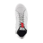 Alpinestars Stated Shoes, miejskie buty motocyklowe, White Cool Gray, widok z góry przedstawiający zamszowy nosek i klasyczne sznurowanie, czerwony akcent na języku, design motocyklowych trampków inspirowany stylem skate retro