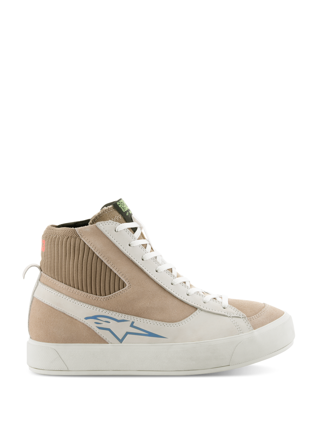 Alpinestars Stella Stated Podium Shoes, damskie wysokie sneakersy motocyklowe, białe i jasnoszare, cholewka z beżowego zamszu i skóry, niebieskie logo Alpinestars, dzianinowy prążkowany kołnierz wokół kostki, gruba biała wulkanizowana podeszwa, styl retro skate