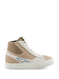 Alpinestars Stella Stated Podium Shoes, damskie wysokie sneakersy motocyklowe, białe i jasnoszare, cholewka z beżowego zamszu i skóry, niebieskie logo Alpinestars, dzianinowy prążkowany kołnierz wokół kostki, gruba biała wulkanizowana podeszwa, styl retro skate