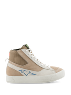 Alpinestars Stella Stated Podium Shoes, damskie wysokie sneakersy motocyklowe, białe i jasnoszare, cholewka z beżowego zamszu i skóry, niebieskie logo Alpinestars, dzianinowy prążkowany kołnierz wokół kostki, gruba biała wulkanizowana podeszwa, styl retro skate
