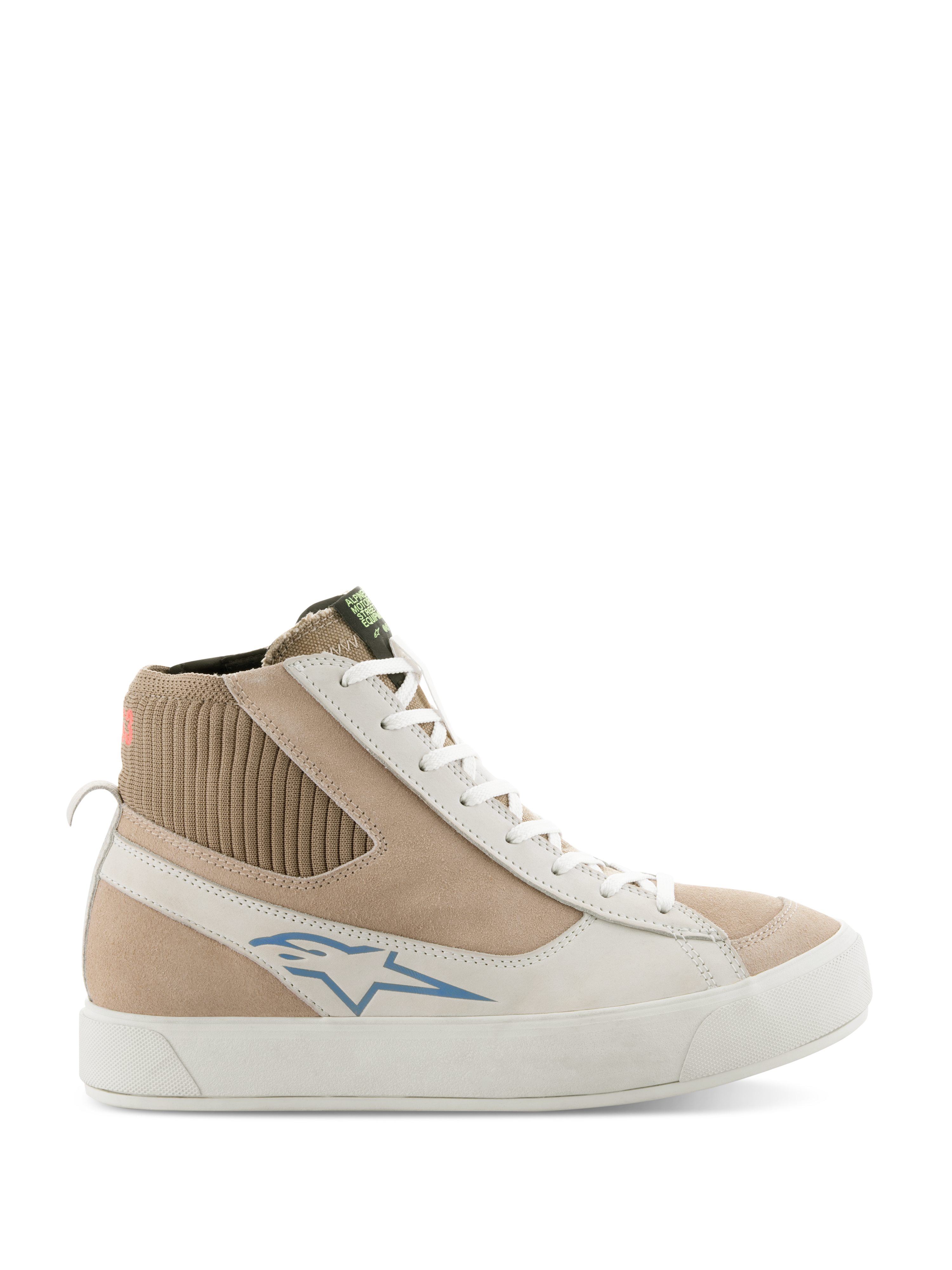 Alpinestars Stella Stated Podium Shoes, damskie wysokie sneakersy motocyklowe, białe i jasnoszare, cholewka z beżowego zamszu i skóry, niebieskie logo Alpinestars, dzianinowy prążkowany kołnierz wokół kostki, gruba biała wulkanizowana podeszwa, styl retro skate