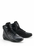 Buty Alpinestars Faster-4 Drystar®, buty motocyklowe Black Cool Gray, wysoka konstrukcja z zapięciem na sznurowadła i regulowanym paskiem na kostce, z kultowym logo gwiazdy i brandingiem Drystar, trwałe i wodoodporne obuwie sportowe