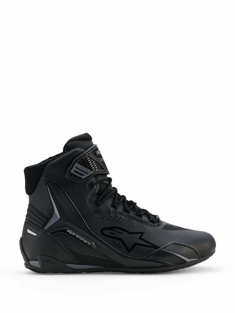 Buty Alpinestars Faster-4 Drystar®, czarno-szare buty motocyklowe, wysoka konstrukcja z sznurowaniem i paskiem na rzep na kostce, branding Drystar i logo gwiazdy Alpinestars, smukły sportowy profil do jazdy szosowej