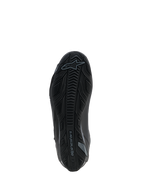 Alpinestars Faster-4 Drystar® Shoes, Black Cool Gray, widok od spodu na teksturowaną gumową podeszwę z wzorem bieżnika i logo Alpinestars, wzmocniona konstrukcja zapewniająca stabilność i przyczepność